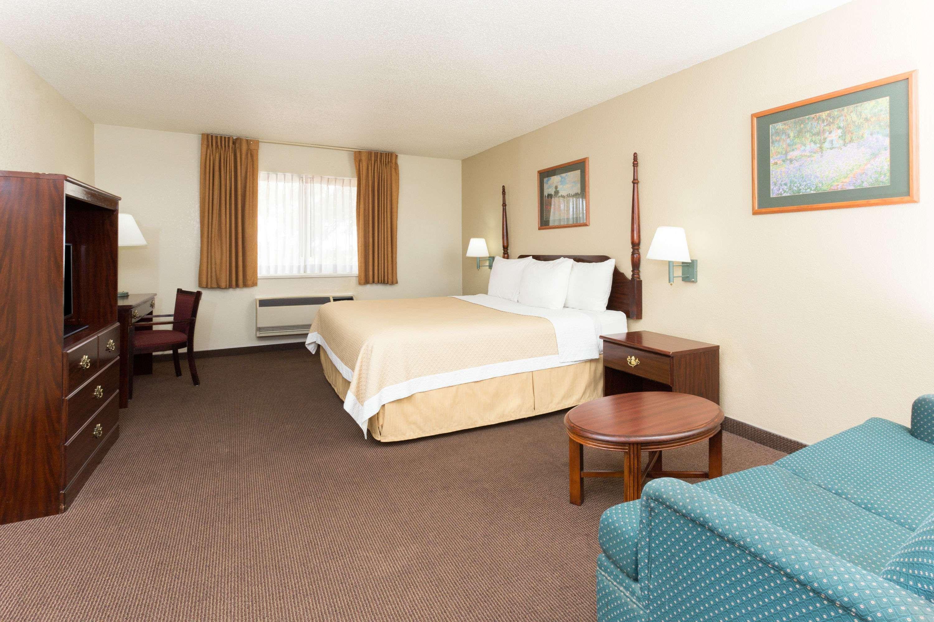 Days Inn By Wyndham Colorado Springs Airport Экстерьер фото